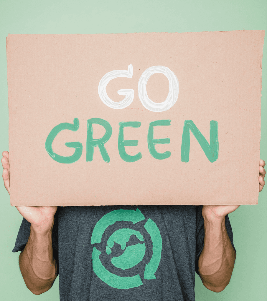 Homme tenant une affiche "Go Green"