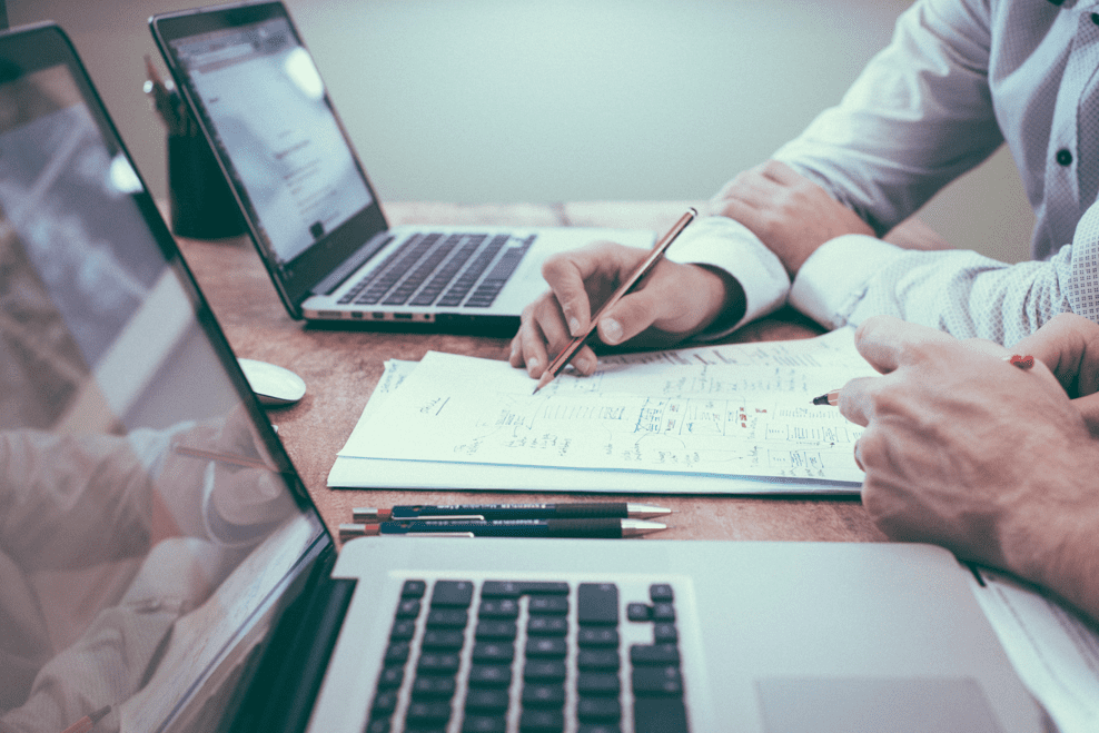personnes qui travaillent sur leur ordinateur