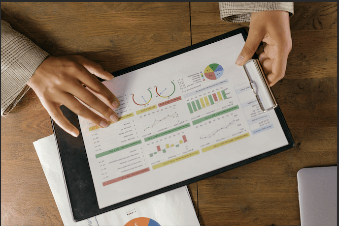 feuilles avec des statistiques représentant des données ESG