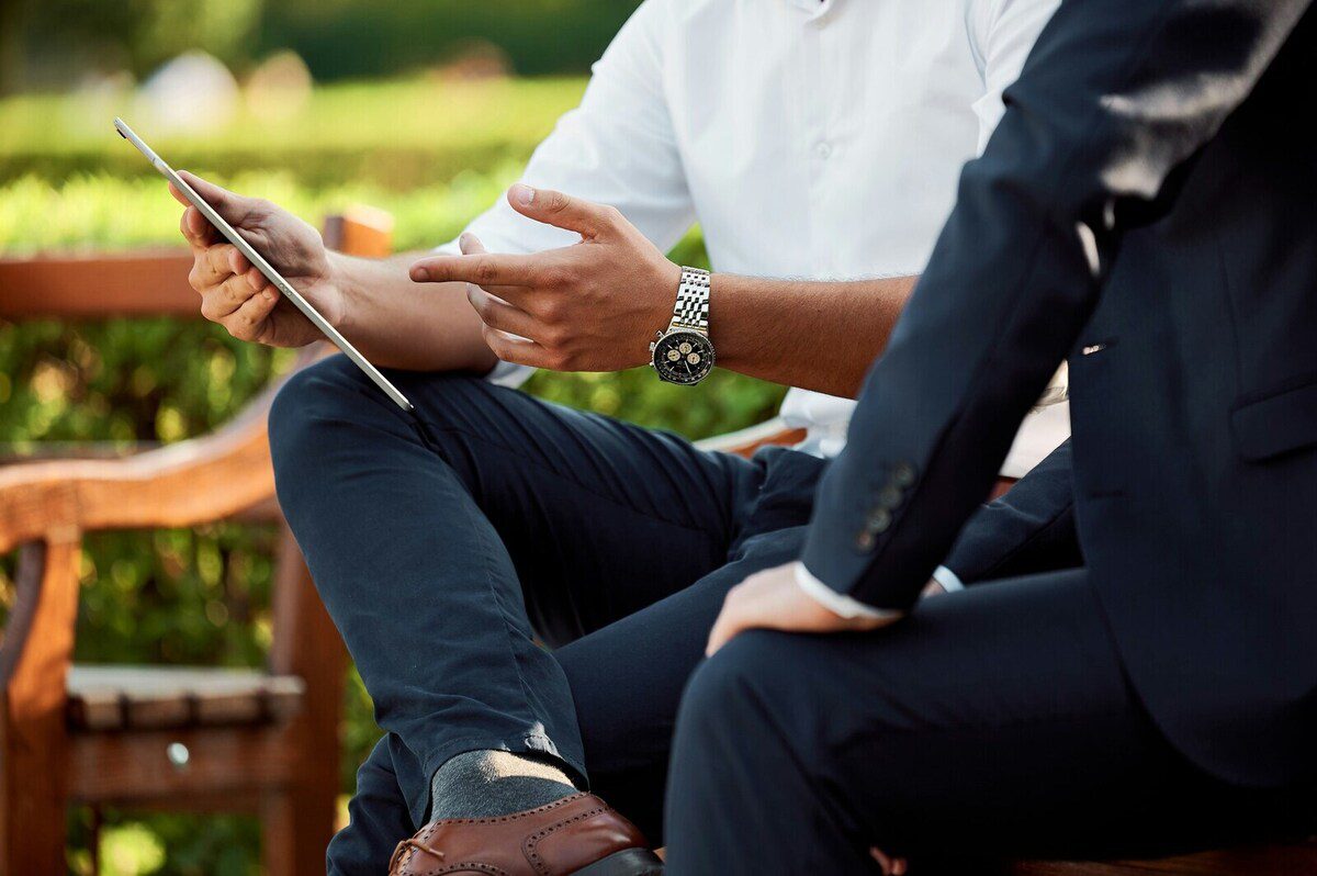 photo de 2 personnes qui regardent un téléphone